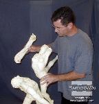 מרכיבים את יציקות הפלסטיק כדי ליצור העתק מושלם של הפסל המקורי.