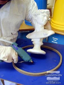 לחיצה להגדלת תמונה מדביקים את המודל ללוח הבסיס בעזרת דבק חם.