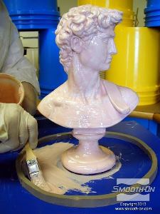 לחיצה להגדלת תמונה המטרה היא למרוח שכבה דקה ואחידה על כל המודל. יוצרים בסיס רחב ל תבנית פוליאוריתן למריחה לפי סימון ה חימר לעיצוב.