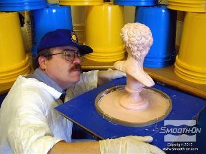 לחיצה להגדלת תמונה סיימת למרוח את השכבה הראשונה? בוחנים ביסודיות את המודל ומוודאים שהוא מכוסה לחלוטין בחומר.