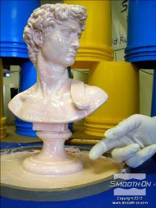 לחיצה להגדלת תמונה הכוונה בTacky היא שהגומי דביק למגע אך לא מלכלך את האצבע. כדי לבדוק זאת יש לגעת בגומי שלא נמצא על המודל (למשל באזור הבסיס). בטמפ' החדר זמן זה הוא כ-30 דקות.