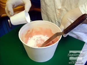 לחיצה להגדלת תמונה מוסיפים את המסמיך בהדרגתיות לחומר תוך כדי ערבוב, עד שמגיעים לסמיכות ולמרקם הרצוי. מרבית יוצרי התבניות מעדיפים לעבוד בסמיכות דומה לזו של פירה.