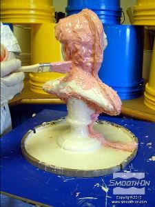 לחיצה להגדלת תמונה מערבבים ומורחים שכבה שלישית של פוליאוריתן למריחה Brush-On, בתוספת פיגמנט.