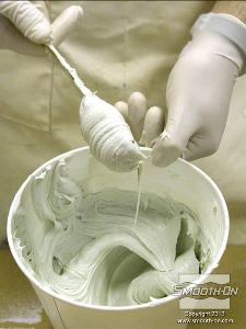 לחיצה להגדלת תמונה מכינים עוד מנה של פוליאוריתן גמיש למריחה  Brush-On עם מסמיך 'URE FILL 11', ללא צבע.