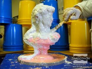 לחיצה להגדלת תמונה מערבבים ומורחים שכבה רביעית של פוליאוריתן גמיש למריחה Brush-On, ללא פיגמנט.