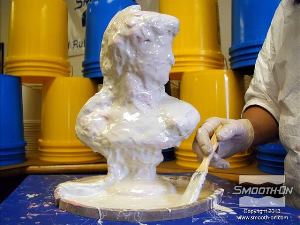 לחיצה להגדלת תמונה מורחים שכבה זו במריחות ארוכות ועושים אותה עבה יחסית נותנים לפוליאוריתן לתבניות Brush-on להתמצק במשך לילה.