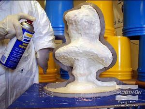 לחיצה להגדלת תמונה מרססים על המודל ועל קו התפר חומר הפרדה Universal® mold release.