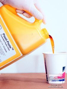 לחיצה להגדלת תמונה מודדים ומערבבים את הבסיס והמקשה של פוליאוריטן Plasti-Paste®. יחס הערבוב של החומר הוא 1A:3B לפי נפח. (הבסיס הוא נוזל והמקשה הוא משחה).