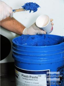 לחיצה להגדלת תמונה מערבבים את המקשה (לפני הערבוב עם הבסיס). ניתן להוסיף פיגמנט (במקרה זה כחול) כדי להבטיח ערבוב טוב של המרכיבים.