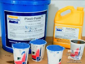 לחיצה להגדלת תמונה בתמונה ניתן לראות את יחס הערבוב לפי נפח הנכון של פוליאוריתן למריחה Plasti-Paste®.