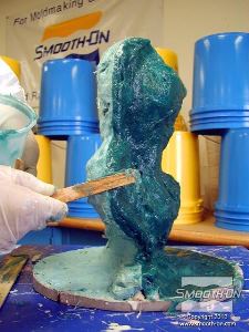 לחיצה להגדלת תמונה ממלאים גם חורים (אם קיימים) בקו התפר. מניחים לפוליאוריתן Plasti-Paste להתמצק במשך 90 דקות.