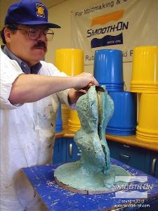 לחיצה להגדלת תמונה לאחר שמעיל התמיכה מתמצק לגמרי, מורידים אותו ואת תבנית הגומי מהמודל המקורי.