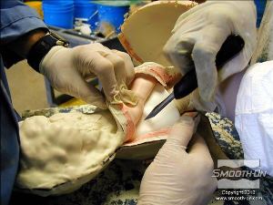 לחיצה להגדלת תמונה חולצים את המודל המקורי מתבנית הפוליאוריתן Brush-On. מומלץ להעזר באדם נוסף לשלב זה.