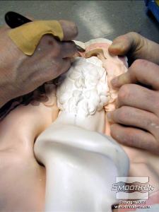 לחיצה להגדלת תמונה חותכים את קו תפר מהגומי בתבנית, לאט ובזהירות.