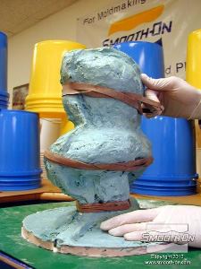 לחיצה להגדלת תמונה מעיל התמיכה ותבנית ה גומי פוליאוריתן מאובטחים כראוי ומוכנים ליציקה.