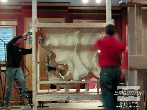 לחיצה להגדלת תמונה מטים את התבנית במכונת הרוטציה כך שניתן יהיה יצוק אליה את שרף היציקה.