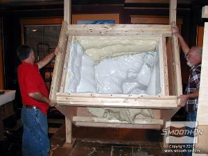 לחיצה להגדלת תמונה מטים את התבנית במכונת רוטציה כך שהפוליאוריתן הנוזלי יגיע לכל האזורים בתבנית.