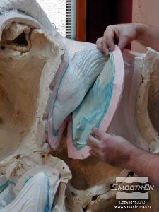 לחיצה להגדלת תמונה מסירים את מעיל התמיכה מחצי ראש הנשר וחושפים את היציקה. היציקה העתיקה במדוייק את כל פרטי פסל העץ המקורי.