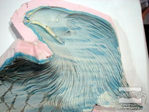 לחיצה להגדלת תמונה מבט מקרוב על החצי השמאלי של ראש הנשר בתבנית סיליקון RTV   . תמונה זו ממחישה אילו פרטים קטנים מסוגל סיליקון Mold Max® 10 להעתיק.