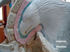 לחיצה להגדלת תמונה בתמונה זו ניתן לראות את היציקה כשהיא בתוך תבנית הגומי סיליקון Mold-Max ומעיל התמיכה מפוליאוריתן Plasti-Paste II.