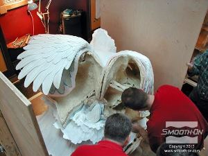 לחיצה להגדלת תמונה מבט על - בתמונה זו ניתן לראות איך החצי התחתון של הכנף מתחבר עם צד הנשר.