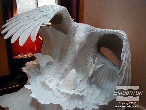 לחיצה להגדלת תמונה יציקת הפוליאוריתן Smooth Cast® 65D הגמורה היא חלולה אך חזקה ושוקלת אחוז קטן ממה שהייתה שוקל יציקת ברונזה, גבס ואפילו פסל העץ המקורי.