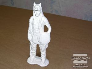 לחיצה להגדלת תמונה במקרה זה, המודל המקורי הוא דמות בגובה 30cm העשוי מחומר קרמי ללא גלזורה. הבעיה ביצירת תבנית ממודל זה היא שני החללים ש