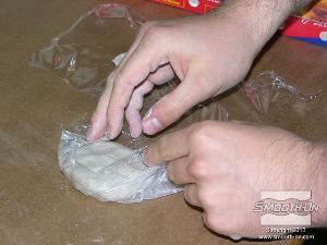 לחיצה להגדלת תמונה השלב הראשון בהכנת סתימות הדבק הוא להכין בסיס עליו יהיה אפשר למרוח את דבק האפוקסי. כדי להכין את הבסיס לוקחים חתיכת חימר (על בסיס מים) ועוטפים אותה בחוזקה בפלסטיק נצמד.