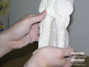 לחיצה להגדלת תמונה לוחצים את החימר אל פינות או מרווחים קטנים מסביב לחלל אותו ממלאים. 