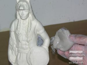 לחיצה להגדלת תמונה מוציאים את החימר העטוף בפלסטיק גם מהחלל השני במודל.