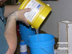 לחיצה להגדלת תמונה משתמשים בגומי סיליקון לתבניות SORTA-Clear® 40. יחס הערבוב של החומר הוא 100A:10B לפי משקל. בעזרת משקל גרמים מדוייק, מודדים את הבסיס (Part A).