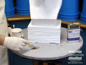 לחיצה להגדלת תמונה מורחים חומר אטימה SuperSeal על משטח העבודה מעץ.