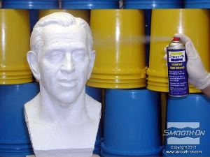 לחיצה להגדלת תמונה מרססים חומר הפרדה על בסיס סיליקון  Universal® Mold Release על המודל ועל הבסיס.