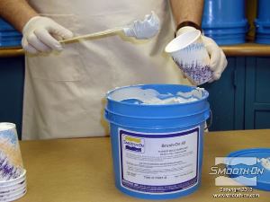 לחיצה להגדלת תמונה מודדים כמות זה בנפח (כוס אחת) של המקשה של הBrush-On® 40. דוחסים את החומר אל הכוס כדי למנוע חללי אוויר גדולים.