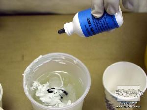 לחיצה להגדלת תמונה צובעים ב פיגמנט לפוליאוריטן So-Strong כחול את המנה הראשונה של הפוליאורתן Brush-On® 40 כדי להבטיח כיסוי טוב של המודל (גם החומר וגם המודל לבנים).