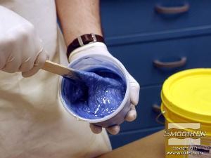 לחיצה להגדלת תמונה מערבבים ביסודיות את המקשה והבסיס של הפוליאורטן עד שמתקבל צבע אחיד.