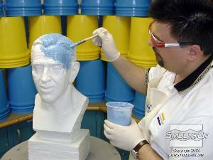 לחיצה להגדלת תמונה את שכבת החומר הראשונה יש למרוח דקה במיוחד! עושים זאת כיוון ששכבה זו אחראית על העתקת פרטי המודל. כאשר שכבת החומר דקה, הגומי משחרר את בועות האוויר בעצמו. אם שכבת הפרטים עבה מידי, בועות אוויר ילכדו בגומי ויעברו ליציקה הסופית.