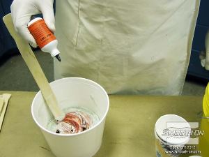 לחיצה להגדלת תמונה מוסיפים את המסמיך לבסיס של הפוליאוריתן למריחה Brush-On® 40.