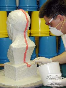 לחיצה להגדלת תמונה מתחילים לפסל את קו התפר של התבנית מלמעלה למטה. תפקידו של קו התפר הוא להקל על חתיכת התבנית לחלקיה השונים ועל נעילתם אחד עם השני.