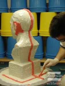 לחיצה להגדלת תמונה משתמשים בשכבה זו של פוליאוריתן  Brush-On® 40 סמיך כדי לייצר קו הפרדה גבול לתבנית מסביב למודל ולמלא אנדרקאטים ושקעים במודל. שיטה זו מקלה מאוד על הסרת מעיל התמיכה בהמשך.