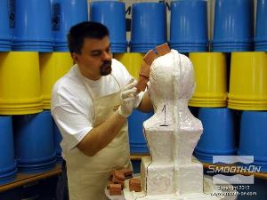 לחיצה להגדלת תמונה מפסלים את קו ההפרדה על גבי קו הסימון שחוצה את המודל לחלק אחורי וחלק קדמי.