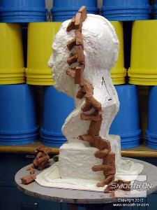 לחיצה להגדלת תמונה משתמשים בפיסות חימר כדי לתמוך בקו ההפרדה בזמן הכנת חצי המעיל הראשון (את התמיכה יש להכין בצד הנגדי).