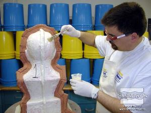 לחיצה להגדלת תמונה פוליאוריתן קשיח Plasti-Paste ידבק לשכבת ה גומי פוליאוריטן  Brush-On, לכן מורחים גם חומר הפרדה וגם חומר אטימה Sonite® II. מתחילים במריחת הSonite® II, יש לחכות 15 דקות עד שהחומר יתייבש לפני שמרססים את חומר ההפרדה.