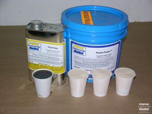 לחיצה להגדלת תמונה מודדים את מרכיבי ה פוליאוריתן קשיח למריחה Plasti-Paste® ביחס ערבוב של 1A:3B לפי נפח.