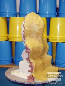 לחיצה להגדלת תמונה מניחים לחלק הראשון של מעיל התמיכה להתמצק במשך 90 דקות. במהלך ההתמצקות החומר יהפך מכהה לבהיר יותר.