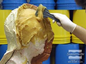 לחיצה להגדלת תמונה מודדים ומערבבים את הפוליאוריטן Plasti-Paste כמו קודם ומתחילים בהכנת חלק מעיל התמיכה השני.