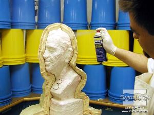 לחיצה להגדלת תמונה מרססים חומר הפרדה לתבניות Universal® Mold Release  על כל משטחי המודל.