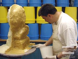 לחיצה להגדלת תמונה מודדים ומערבבים את הפוליאוריטן Plasti-Paste כמו קודם ומתחילים בהכנת חלק מעיל התמיכה השלישי. לאחר שמסיימים לכסות את המודל מניחים לחומר להתמצק במשך 90 דקות לפני שמתחילים בפתיחת מעיל התמיכה וחליצת המודל המקורי.