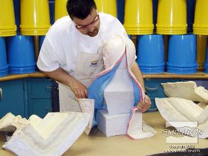 לחיצה להגדלת תמונה בעדינות, פותחים את חלקה האחורי של תבנית הגומי פוליאוריתן Brush-On...