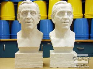 לחיצה להגדלת תמונה בתמונה - היציקה מוצגת ליד המודל המקורי. תבנית ה גומי פוליאוריתן Brush-On® 40  העתיקה את כל פרטי המודל המקורי.